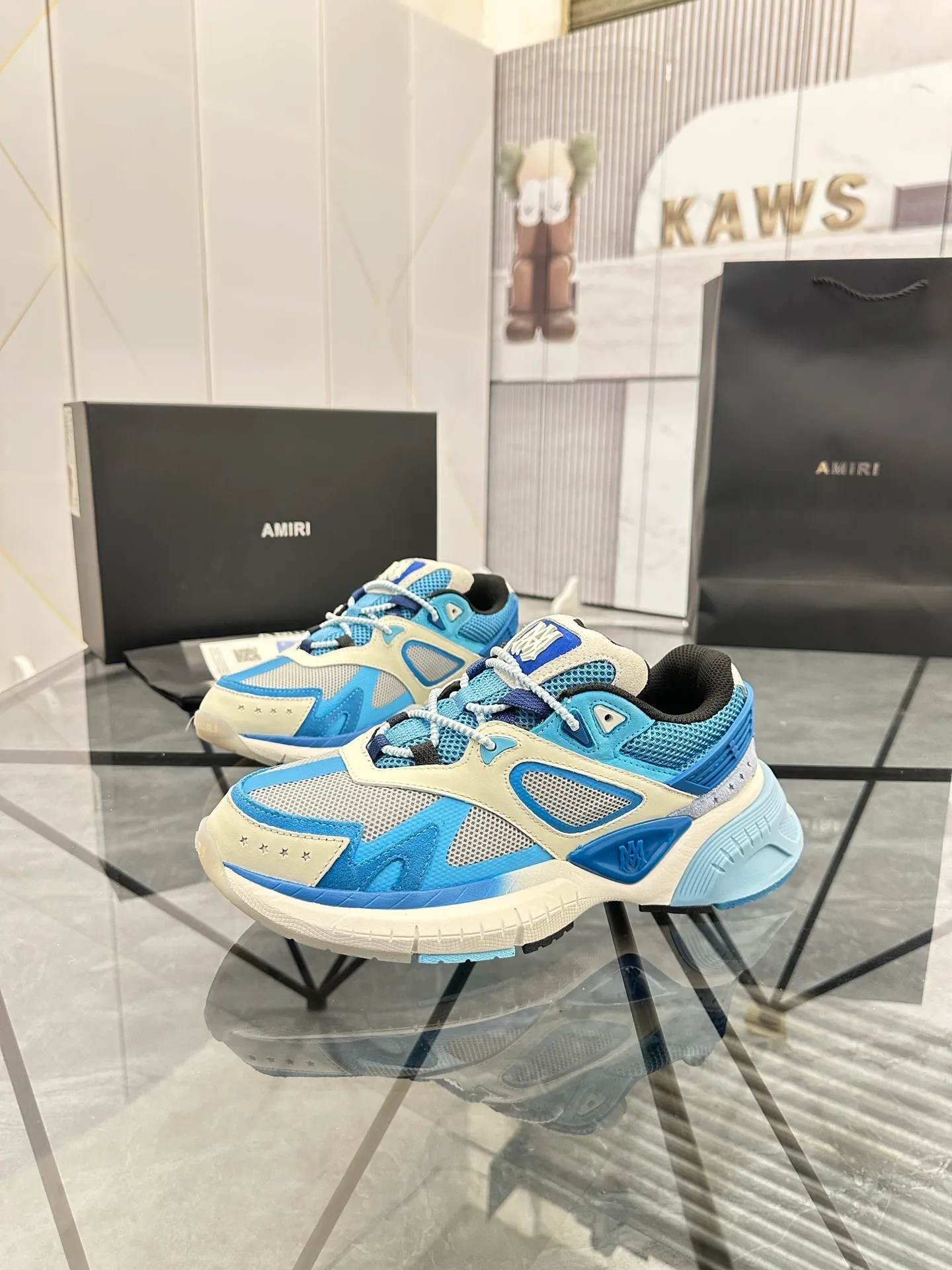Men's shoes: 💰P720¥ Guangzhou top quality Product trademark: AMIRI* "Amir*" low-top casual shoes Regular size: 39-44 (can be customized to 45) Product materials: upper imported first-layer cowhide stitching original material, breathable lining, original outsole. Number: 525
